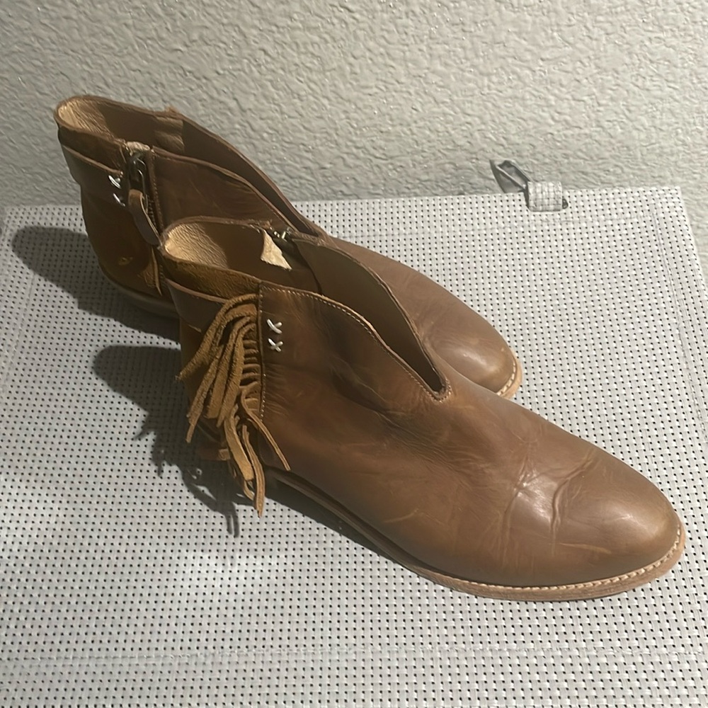 Kookaburra light brown leather ankle boot size 9